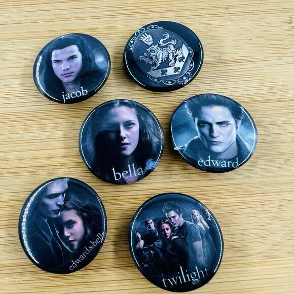 Twilight Set Of 6 Edward Bella And Jacob Buttons Vampire Fan Bella Swan Werewolf - Picture 1 of 5